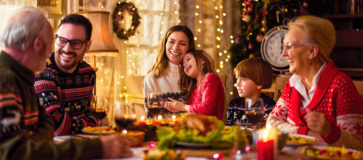 frohes Weihnachtsfest in der Familie mit gemeinsamen Weihnhachtsessen und Deko 